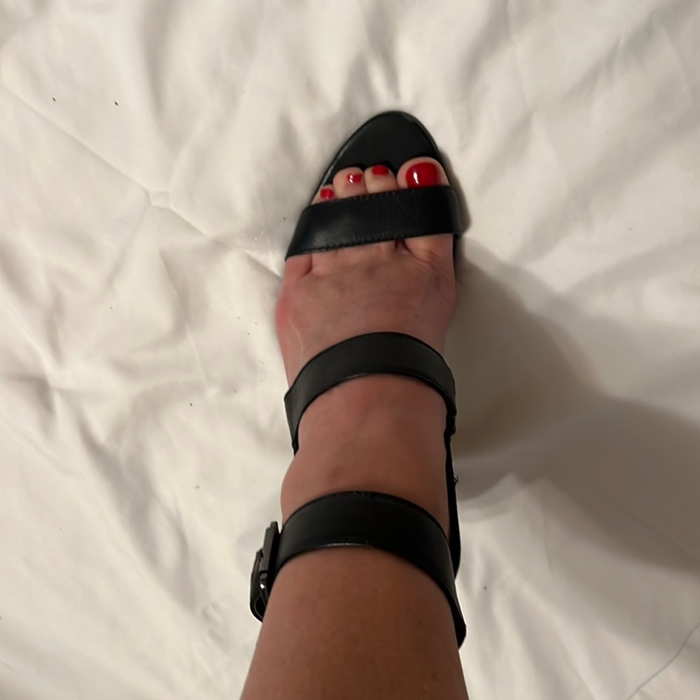 TAHARI- classy, black high heel shoes!